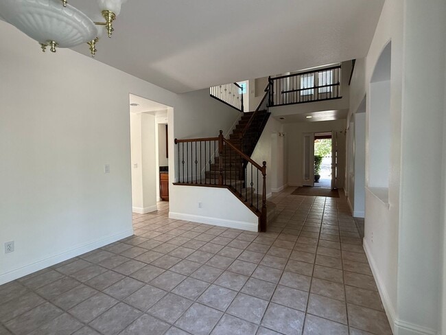 Building Photo - Beautiful 4 bedroom plus loft Pool home