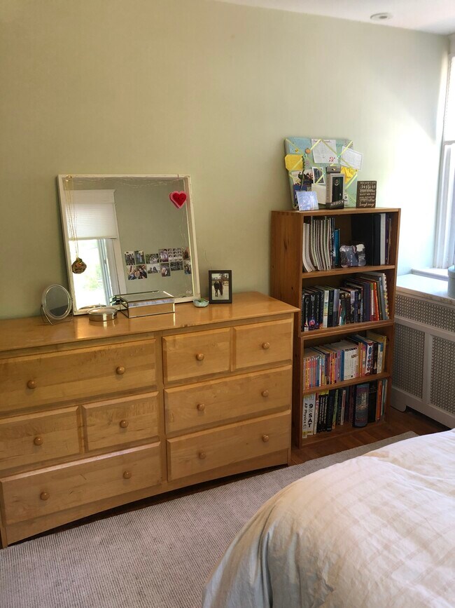 Medium bedroom - 3401 W Penn St