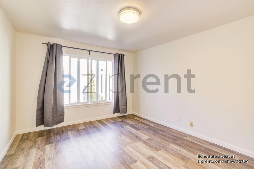 Building Photo - Unit 4