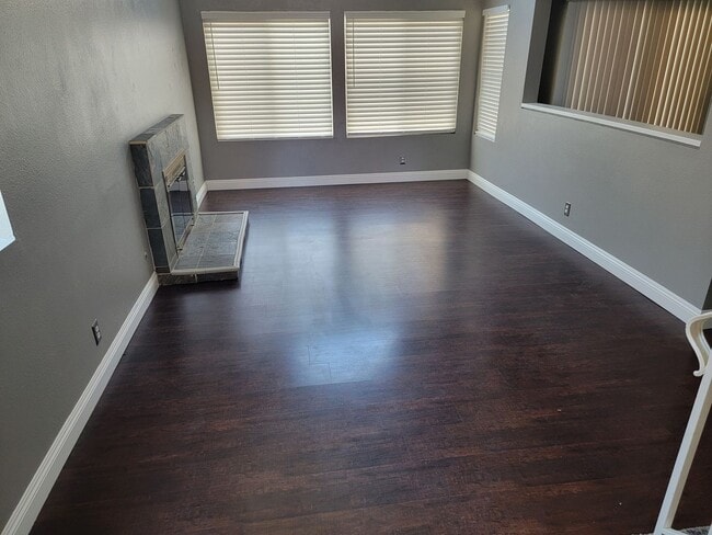 Building Photo - Fontana Two Story