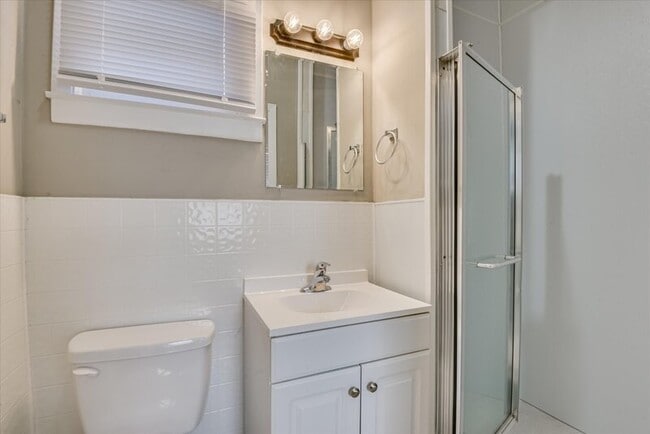 Building Photo - 933 Russell St