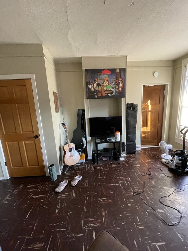 Building Photo - 3 Bed 1 Bath close to UWEC! Available June 1st