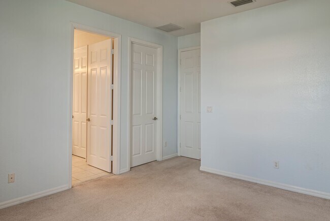 Building Photo - 9986 E Villa Cir