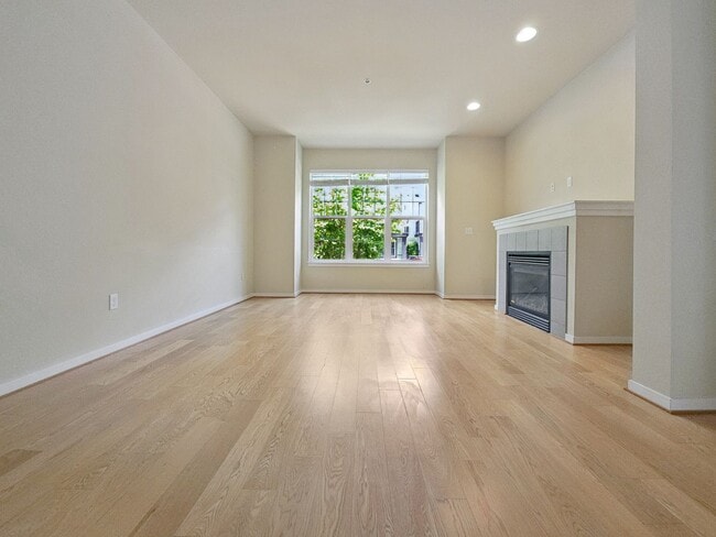 Building Photo - Spacious 3BR/3.5BA Townhome in Desirable E...