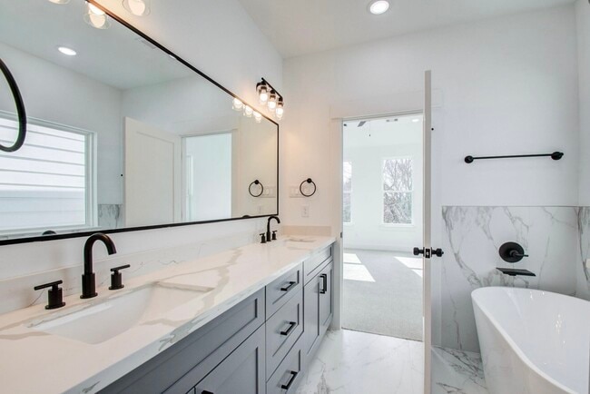 Building Photo - 2803 Anita St