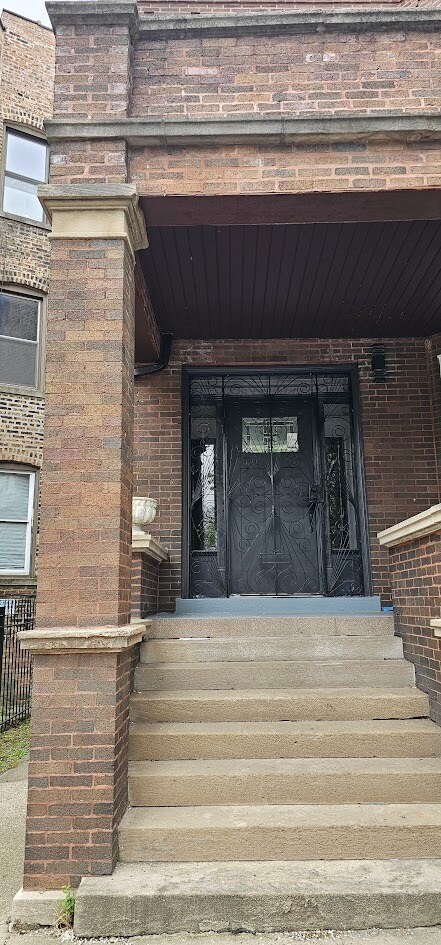Primary Photo - 3BR with Central Air & Laundry – Steps fro...
