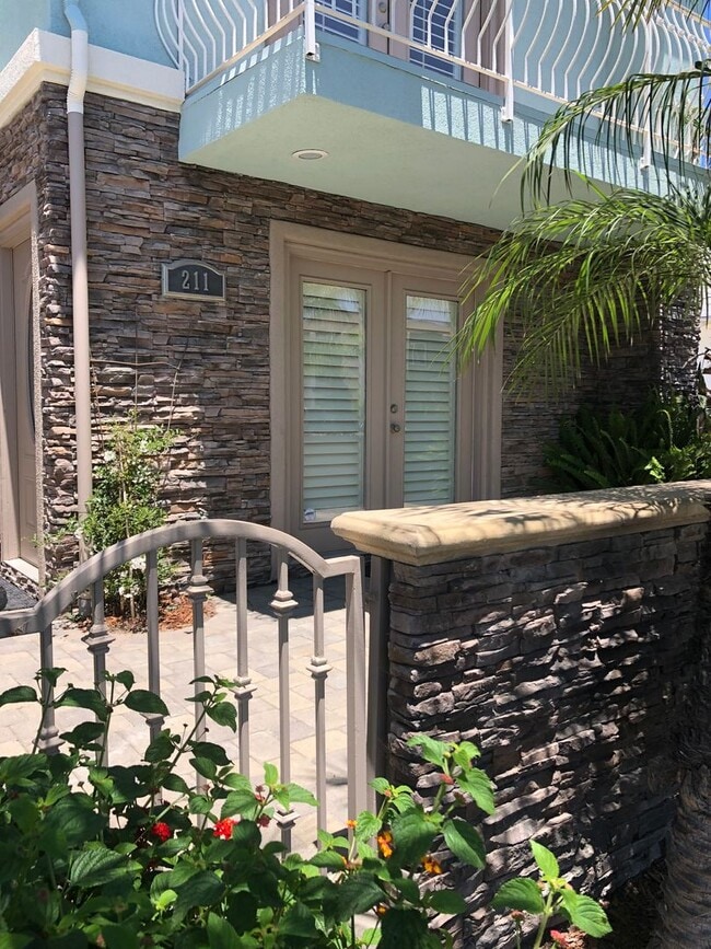 Building Photo - Three-story downtown home two blocks from ...