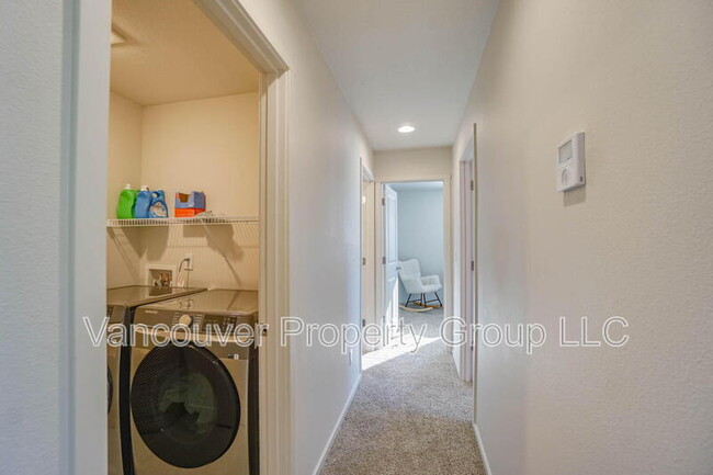 Building Photo - 2001 NE 4 Seasons Ln