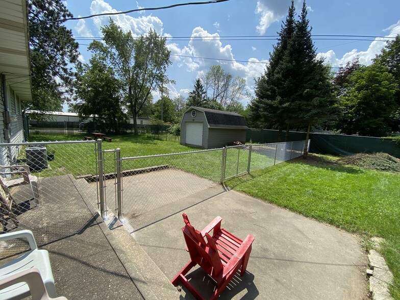 Fully fenced backyard - 3290 Marthas Ln