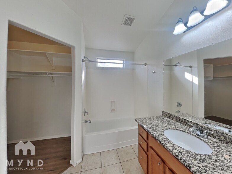 Building Photo - 41613 W Sunland Dr