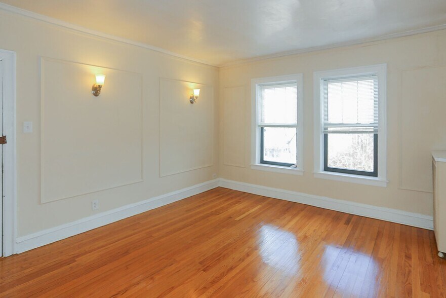 Building Photo - 4604 N Winchester Ave