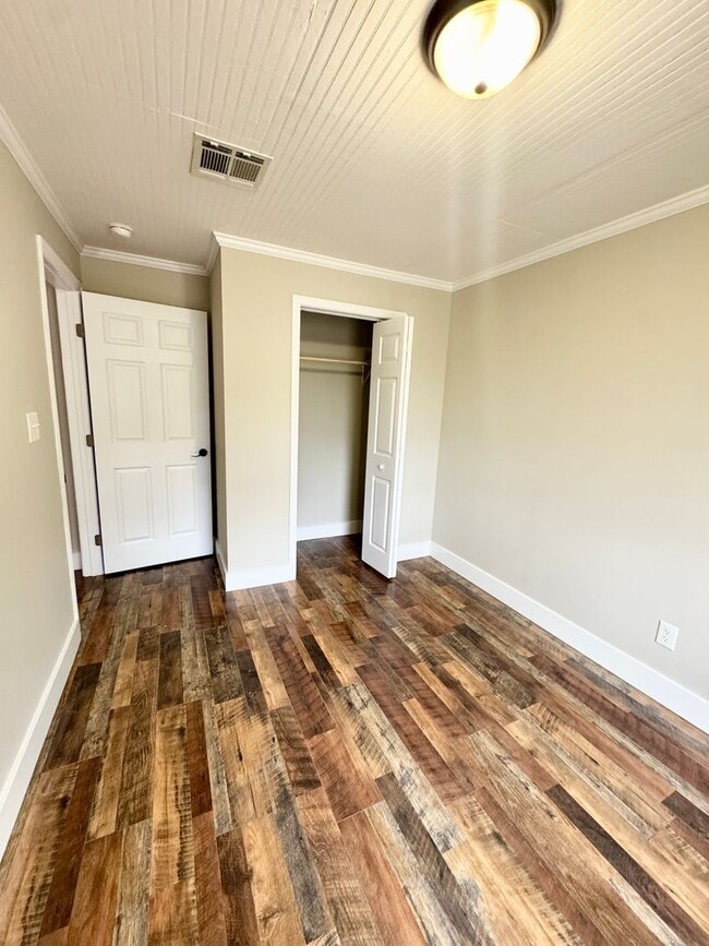 Building Photo - Country Cottage - Adorable 2 bedroom, 1 bath! Cute front porch & landscaping included!