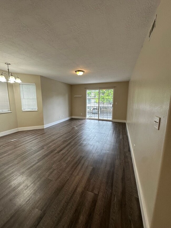 Building Photo - Condo in County Woods HOA