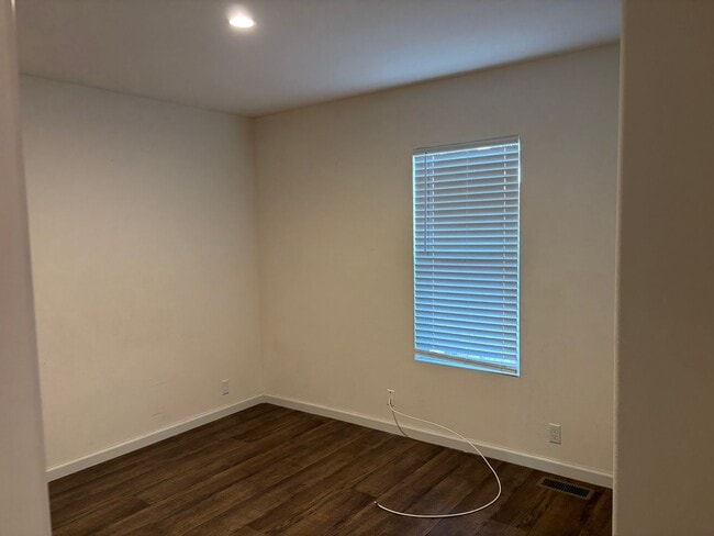 Building Photo - Terrific detached 2/2 Unit with full Priva...