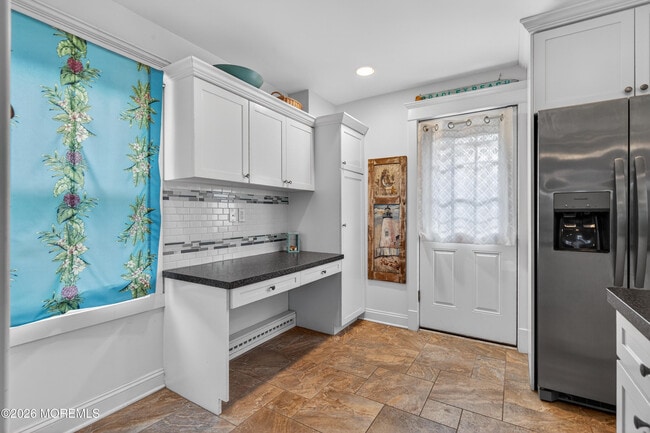 Building Photo - 211 Lareine Ave