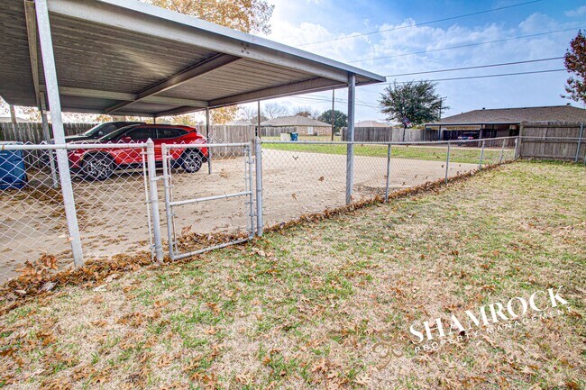 Building Photo - Duplex in Midway ISD!