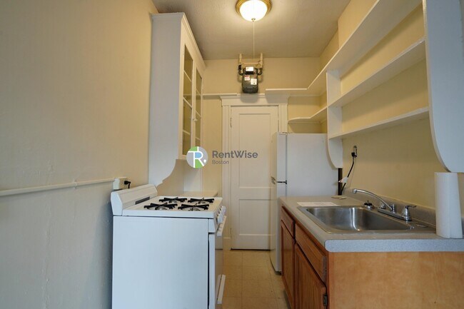 Building Photo - 224 Kelton St