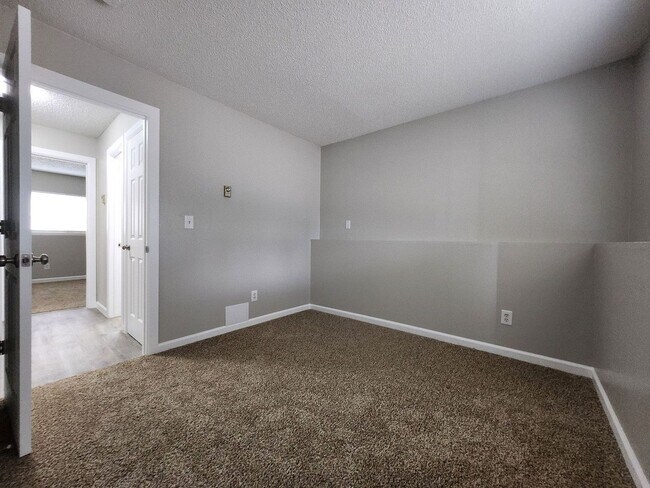 Building Photo - 2922 Straus Ln