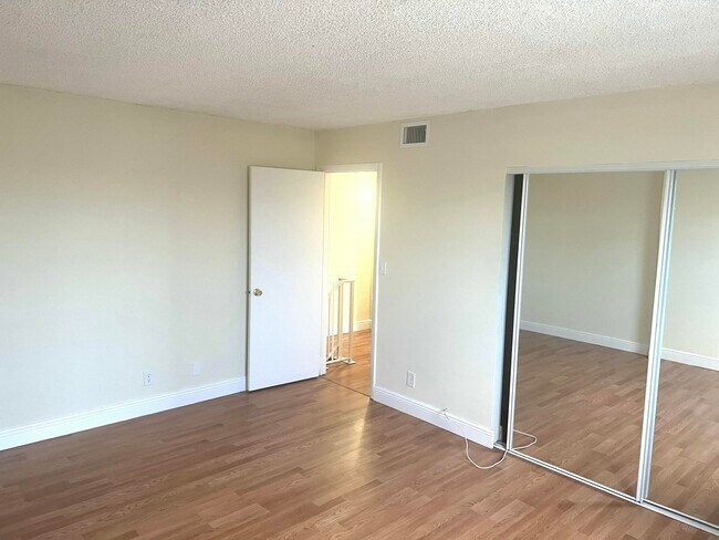 Building Photo - 1100 SE 4th Ave