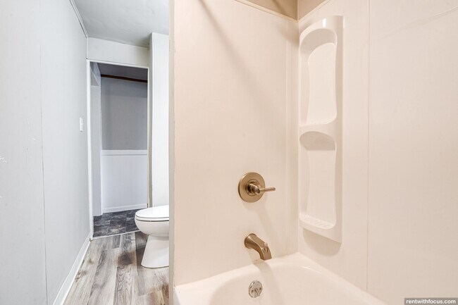 Building Photo - 1350 Manitowoc Rd