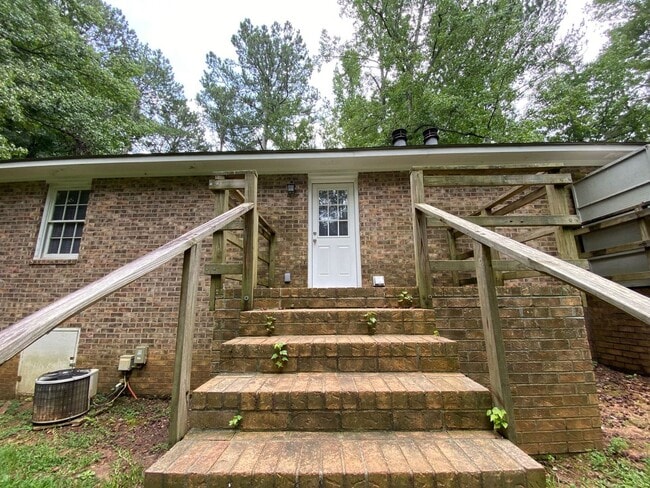Building Photo - AVAILABLE IN AUGUST!