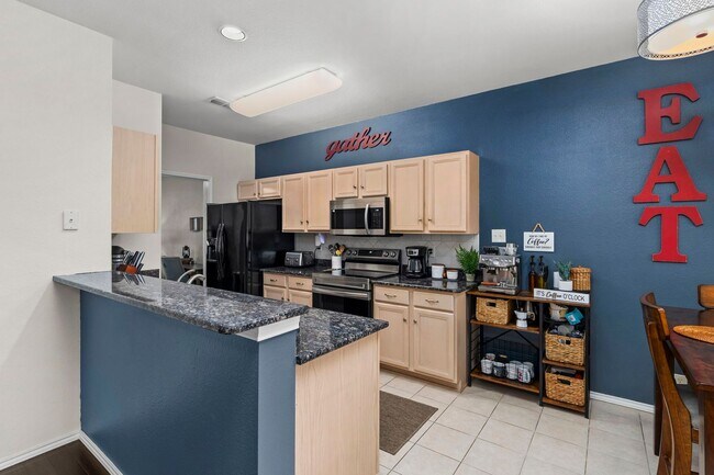 Building Photo - Stylish Townhome Living in Oak Creek