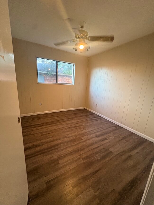 Building Photo - 706 Redstone St