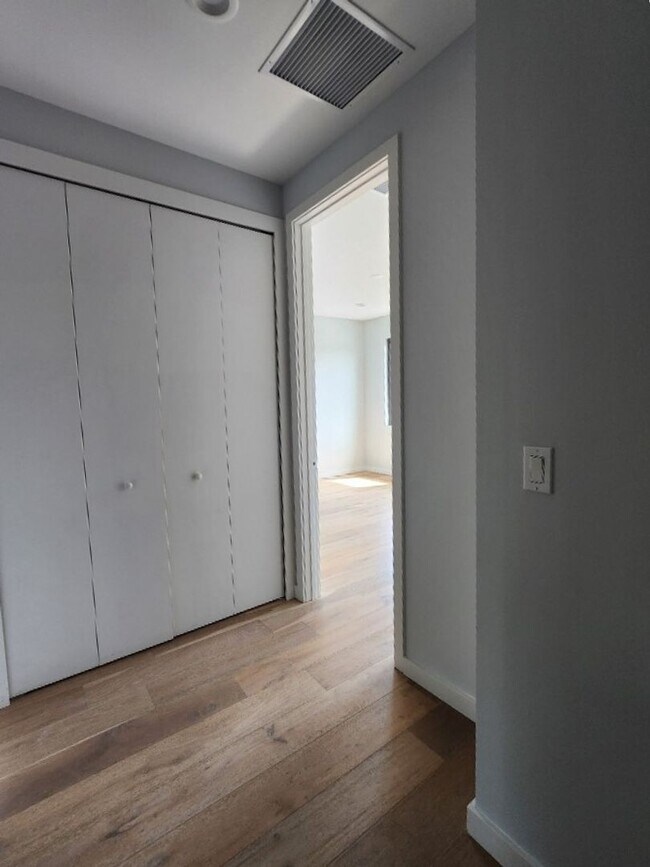 Building Photo - Beautiful 3-Bed, 3.5-Bath Townhome in Tamp...