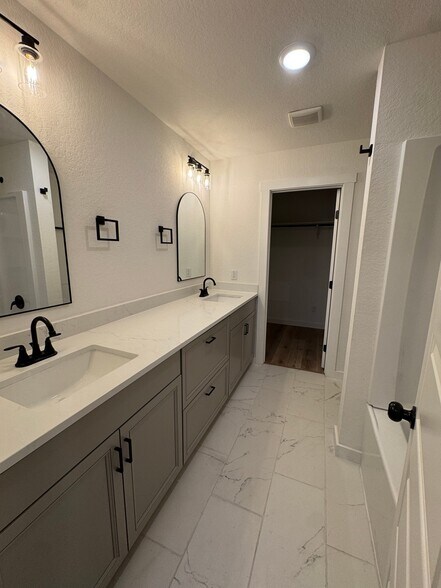 Building Photo - 2103 Vista Rosa