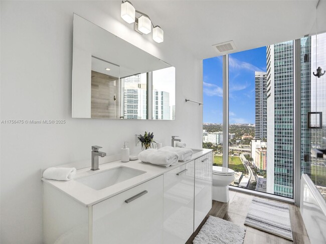 Building Photo - 1300 Brickell Bay Dr