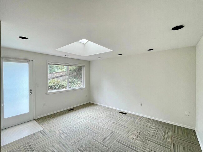 Building Photo - Spacious 5-Bedroom Home in Prime Location