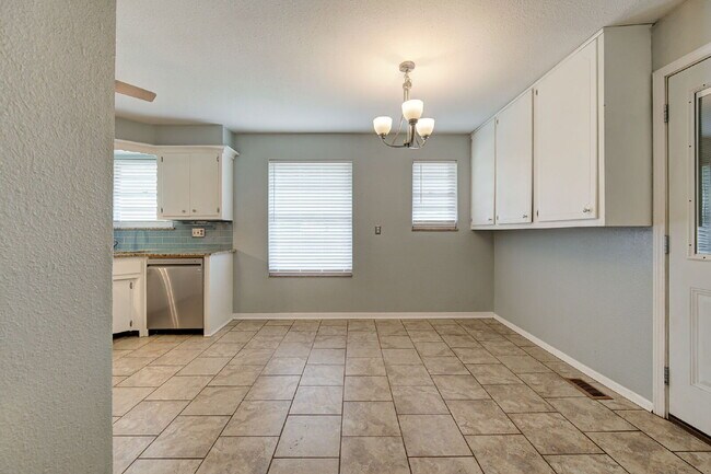 Building Photo - Rollingwood Beauty!