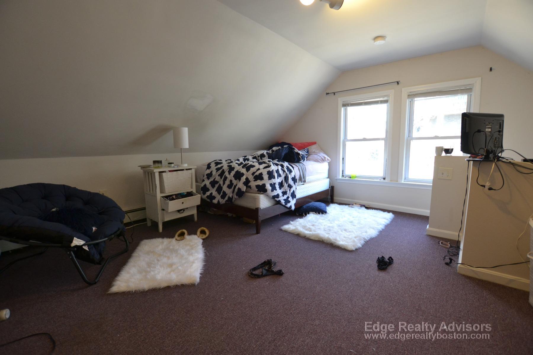 Building Photo - 111 Kenrick St