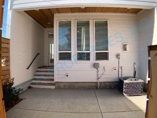 Building Photo - Spacious 3-Bed, 2.5-Bath Gem in Vibrant SE...
