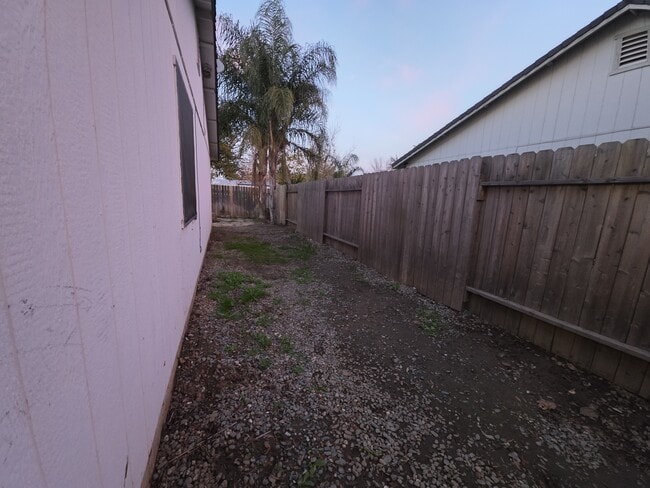 Building Photo - 303 Pinon Way