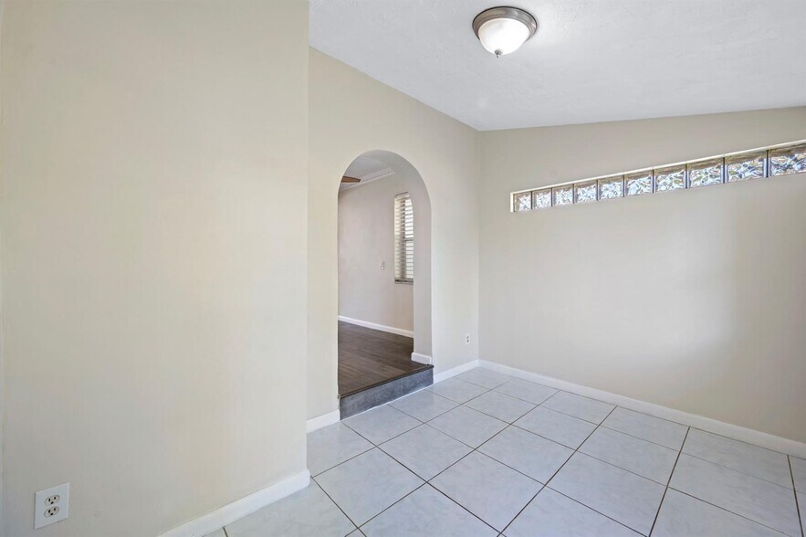 Building Photo - 1535 Plunkett St