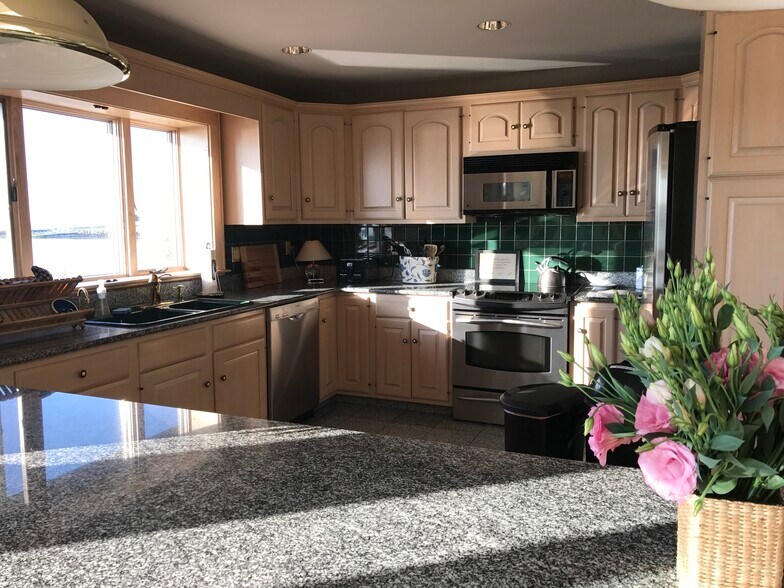 Kitchen - 106 Beach Hill Rd