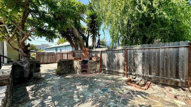 Building Photo - Large & Sunny House & Backyard in a Tranquill Neighborhood of El Cerrito