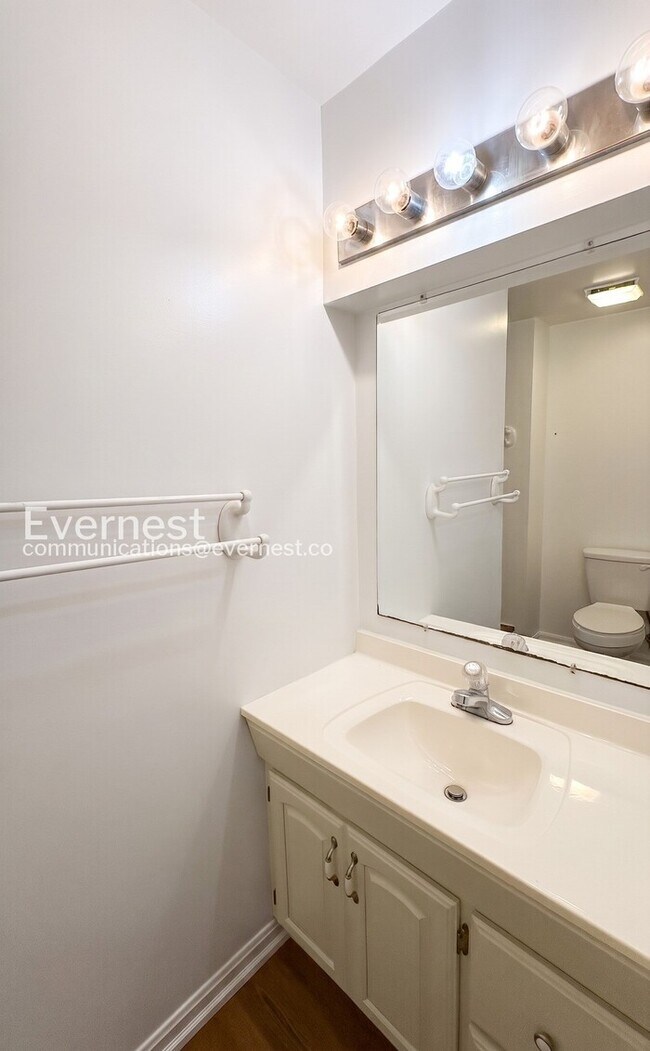 Building Photo - 3 Bed, 3.5 Bath Townhome with Modern Amenities / Available Now!