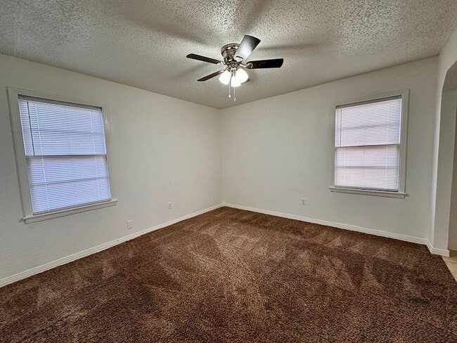 Building Photo - 3120 Chestnut Ave