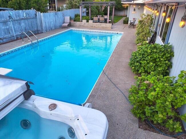 Building Photo - Spacious 4 bed, 2.5 bath with HEATED POOL ...