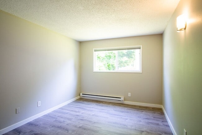 Building Photo - Close-in SE Spacious 3-Bed + A/C Ready Late July!