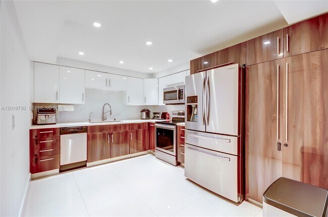 Building Photo - 16175 Golf Club Rd