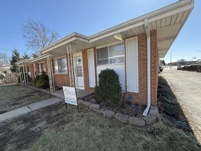 Building Photo - Duplex unit w attached garage