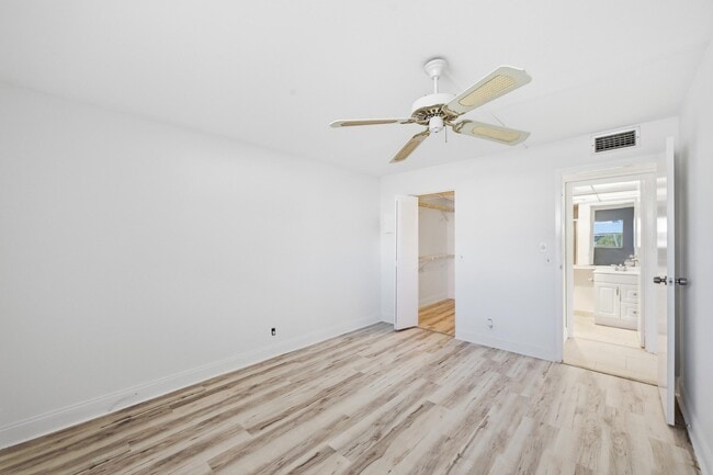 Building Photo - 452 Brittany Dr