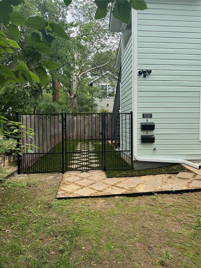 Building Photo - 1604 W 40th St