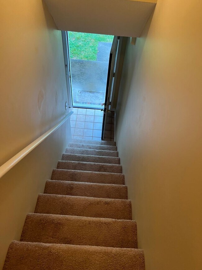 Building Photo - 2413 Louise St