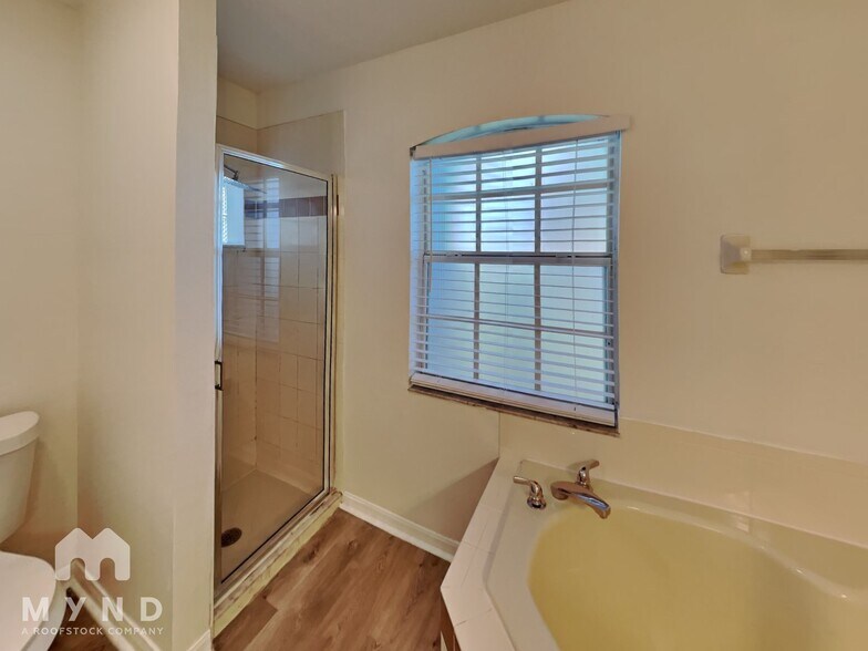 Building Photo - 2617 Hawthorne Ln