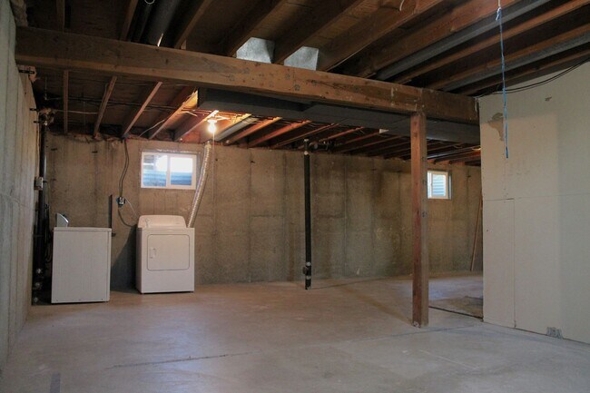 Building Photo - Newly Renovated 3 Bedroom, 1 Bath Duplex – in Lehi!
