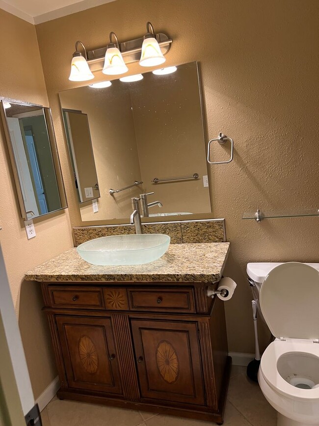 Building Photo - Private access to Lake Sammamish house